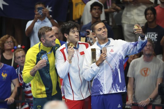 Motivul pentru care și-a făcut David Popovici selfie cu Zhanle Pan și Kyle Chalmers, după ce a cucerit bronzul la JO