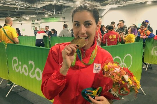 Metoda inedită a unei câștigătoare de aur olimpic pentru a îi atrage pe copii spre sport: ”Unii stau pe telefon când vorbești. Le câștigi respectul”