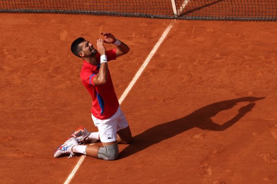 Novak Djokovic a cucerit în premieră aurul la Jocurile Olimpice, la 37 de ani! Victorie clară cu Carlos Alcaraz în finală