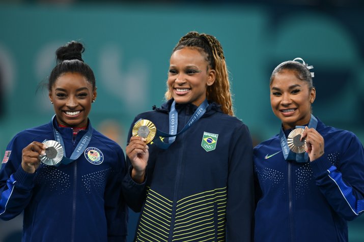 Jordan Chiles pe podium, alături de celelalte două medaliate ale probei, Simone Biles și Rebecca Andrade