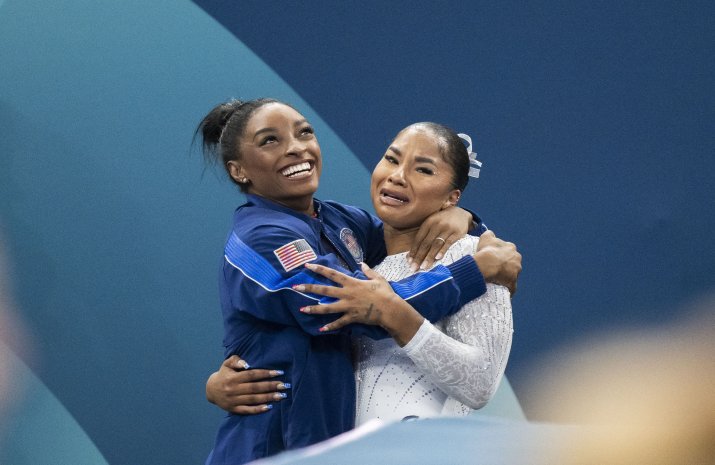 Simone Biles și Jordan Chiles se îmbrățișează după anunțul modificării notei pentru evoluția sa