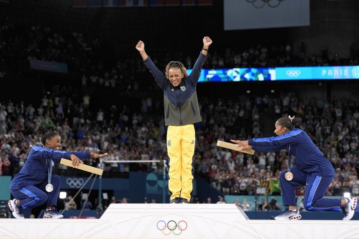 Pentru prima dată în istoria Jocurilor Olimpice, podiumului la gimnastică a fost alcătuit doar din persoane de culoare: Rebeca Andrade, Simone Biles și Jordan Chiles