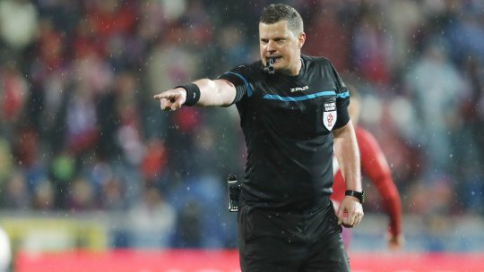 Arbitrii VAR care au furat un semn de circulație după ce au băut. ”Au fost duși la un centru de trezit din beție”