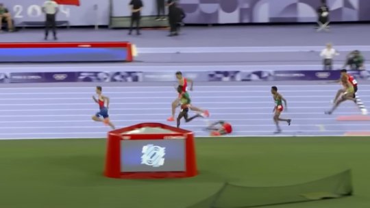 Atlet accidentat în ultima tură a probei de 3000 m liber. A fost scos cu targa de pe pistă
