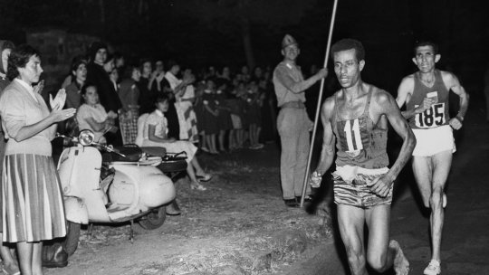 Etiopianul cu picioare de aur. Povestea fantastică a lui Abebe Bikila, care a câștigat maratonul, deși a alergat desculț, apoi a sfârșit într-un scaun cu rotile