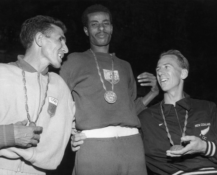 Bikila, pe cea mai înaltă treaptă a podiumului olimpic