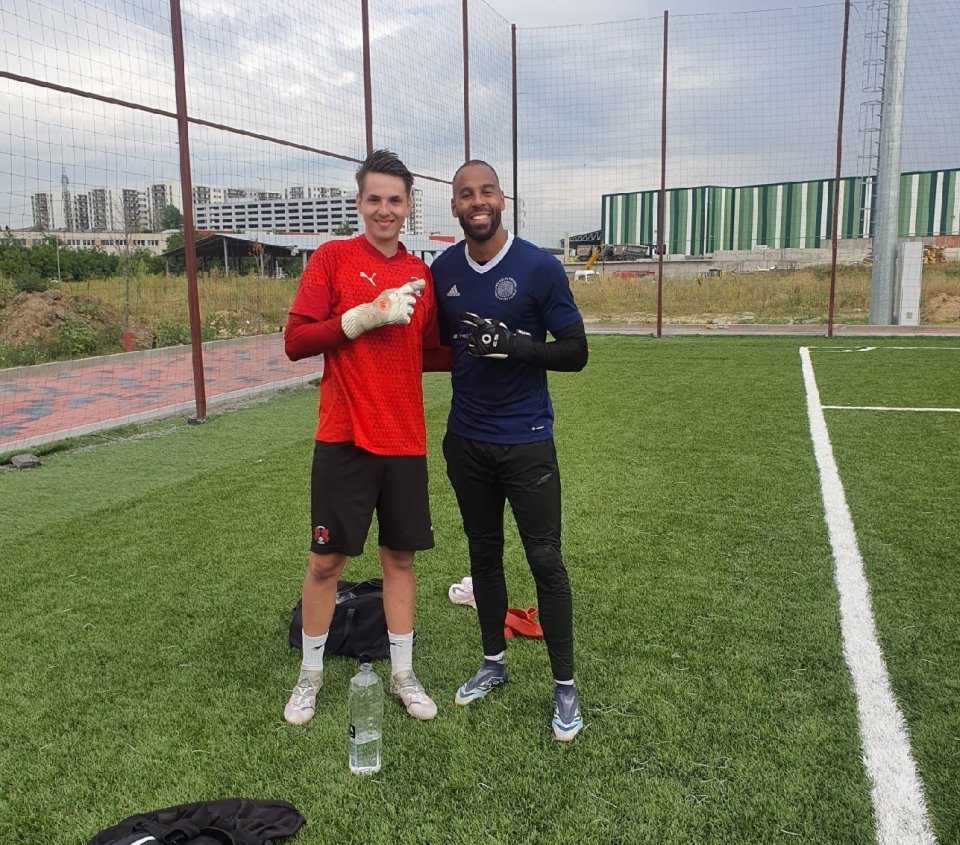 Devis Epassy și portarul echipei Leyton Orient, Ștefan Bogdan Florin