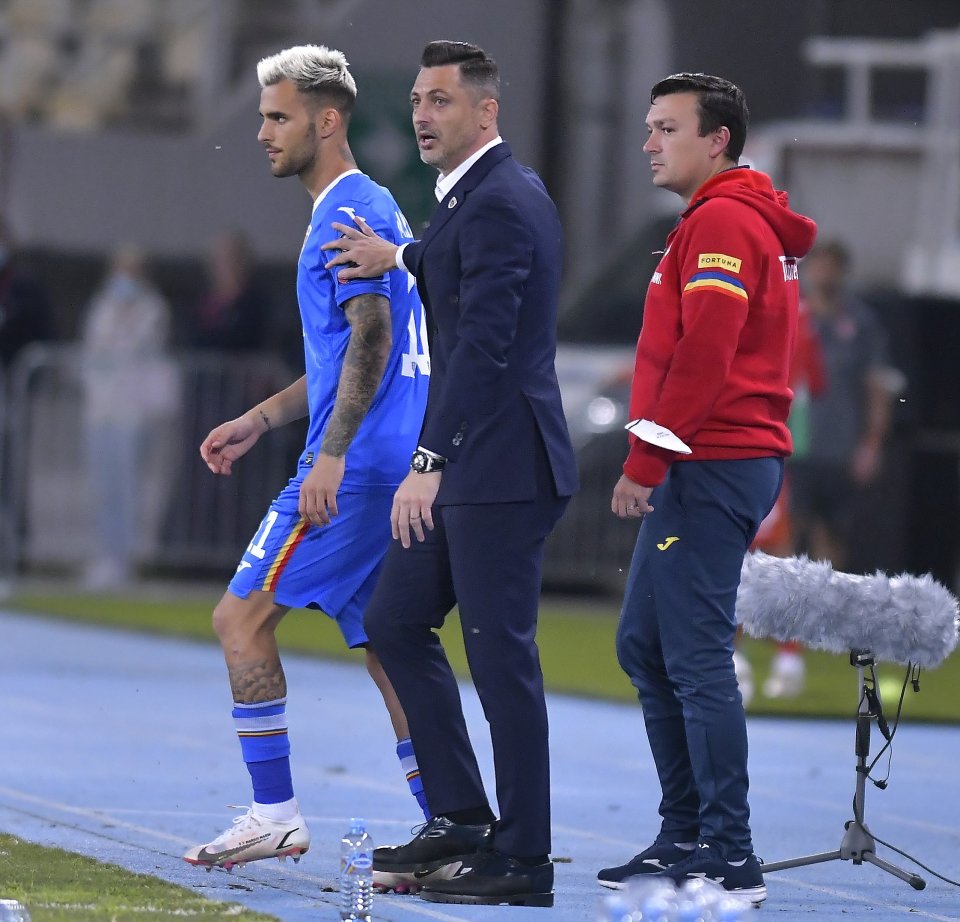 Mirel (în mijloc), alături de Marius Marin, pe care l-a debutat în națională în 2021, și de team managerul Cătălin Gheorghiu