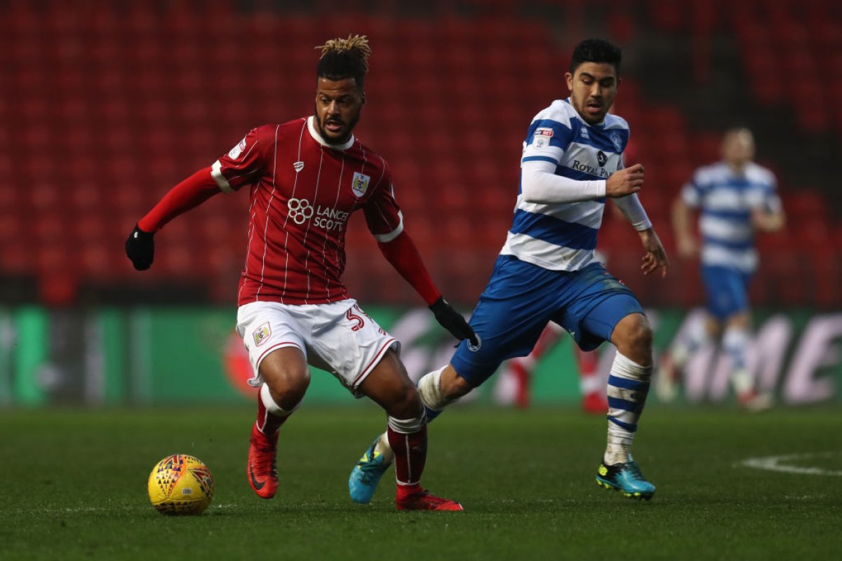 Lois Diony, în stânga.