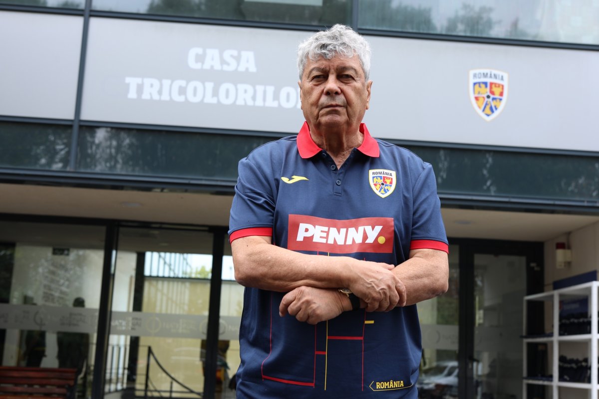 Imagini cu Mircea Lucescu în cantonamentul echipei naționale.