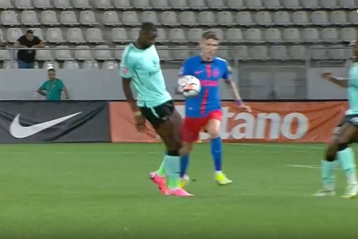 Tavi Popescu a cerut penalty în partida dintre FCSB - UTA