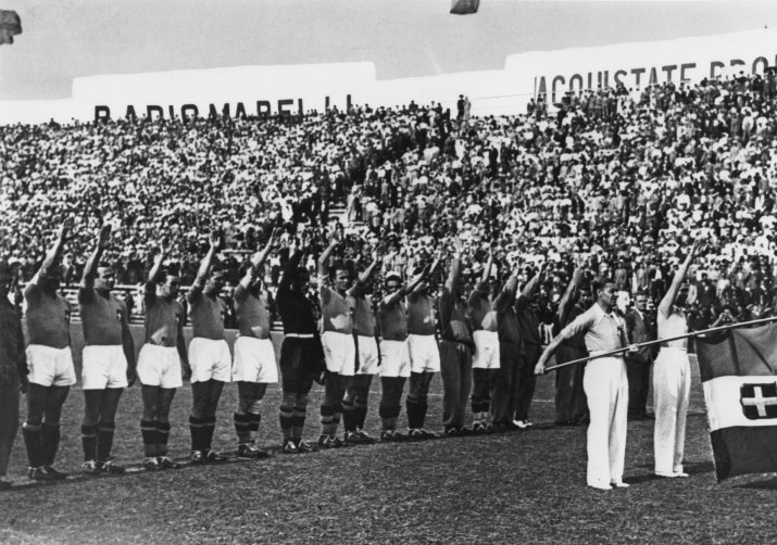 Italienii foloseau salutul fascist la Mondialul din 1934, pe care l-au câștigat pe teren propriu