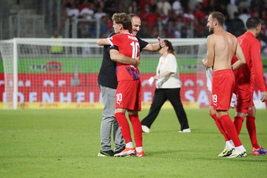 În fotbalul românesc nu ar fi avut nimeni atâta răbdare cu el! Omul care a intrat în istorie este lider într-un supercampionat al Europei
