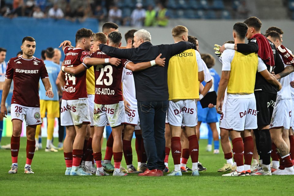 Marius Sumudica alături de fotbalistii rapidisti printre care Luka Gojkovic si Sebastian Andrei Borza dupa meciul dintre Universitatea Craiova si Rapid Bucuresti, contand pentru Superliga Superbet, desfasurat pe Stadionul Ion Oblemenco din Craiova, sambata 31 august 2024.