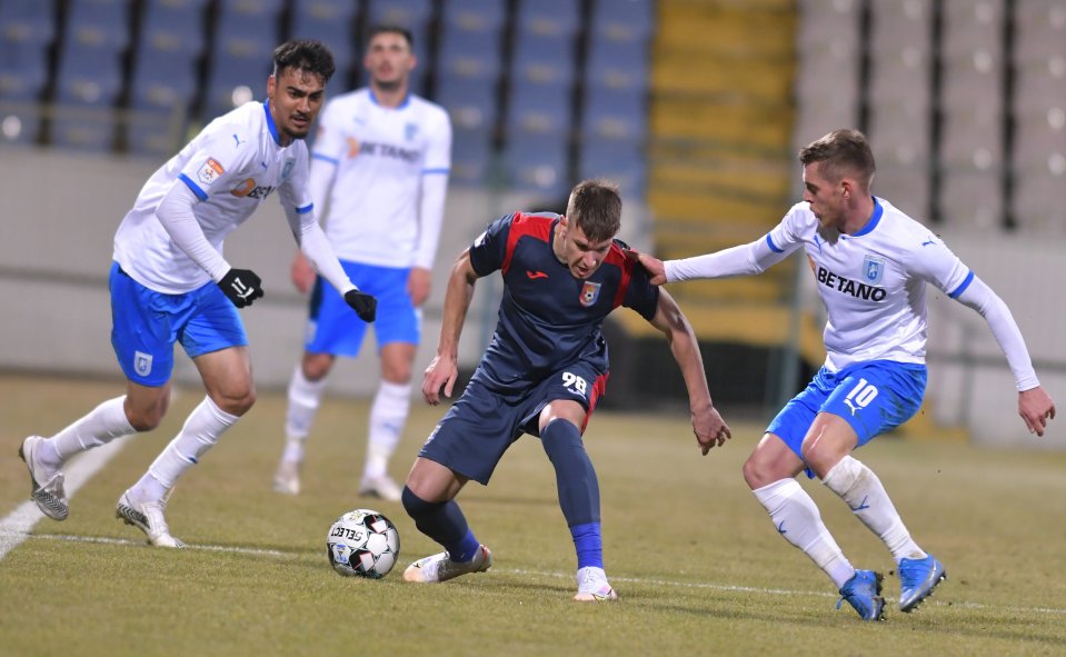 Stefan Baiaram, Tiberiu Capusa si Alexandru Cicaldau in meciul de fotbal dintre Chindia Targoviste si Universitatea Craiova, contand pentru Liga 1, desfasurat pe Stadionul Gloria din Buzau, sambata 27 februarie 2021.