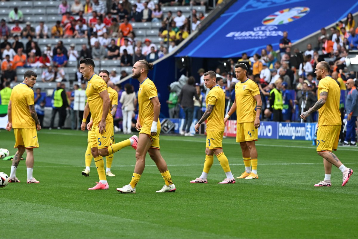 Fotbalistii romani Valentin Mihăilă, Ionuţ Nedelcearu, George Puşcaş, Alexandru Cicâldău, Adrian Rus si Denis Alibec la incalzire inaintea meciului dintre Romania si Olanda, din cadrul UEFA EURO 2024, desfasurat pe Fussball Arena din Munchen, marti 2 iulie 2024