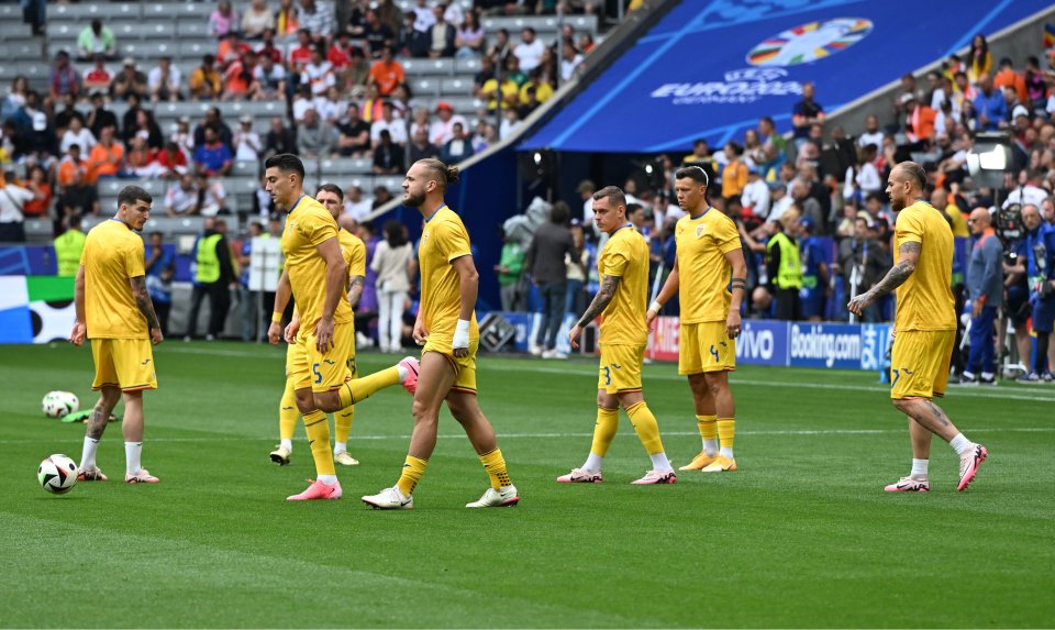 Fotbalistii romani Valentin Mihăilă, Ionuţ Nedelcearu, George Puşcaş, Alexandru Cicâldău, Adrian Rus si Denis Alibec la incalzire inaintea meciului dintre Romania si Olanda, din cadrul UEFA EURO 2024, desfasurat pe Fussball Arena din Munchen, marti 2 iulie 2024