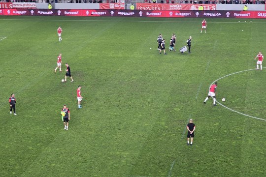 Cum se prezintă gazonul la Dinamo - Unirea Slobozia. Două meciuri s-au jucat acum 5 zile pe Arcul de Triumf