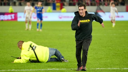 Imagini uluitoare după Dinamo - Unirea Slobozia. Un fan a intrat în teren, a ”driblat” un steward, dar apoi a fost doborât