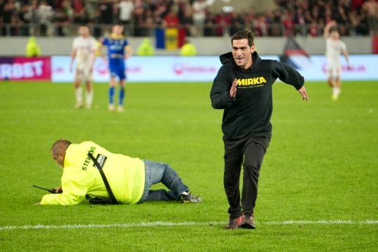 Imagini uluitoare după Dinamo - Unirea Slobozia. Un fan a intrat în teren, a ”driblat” un steward, dar apoi a fost doborât