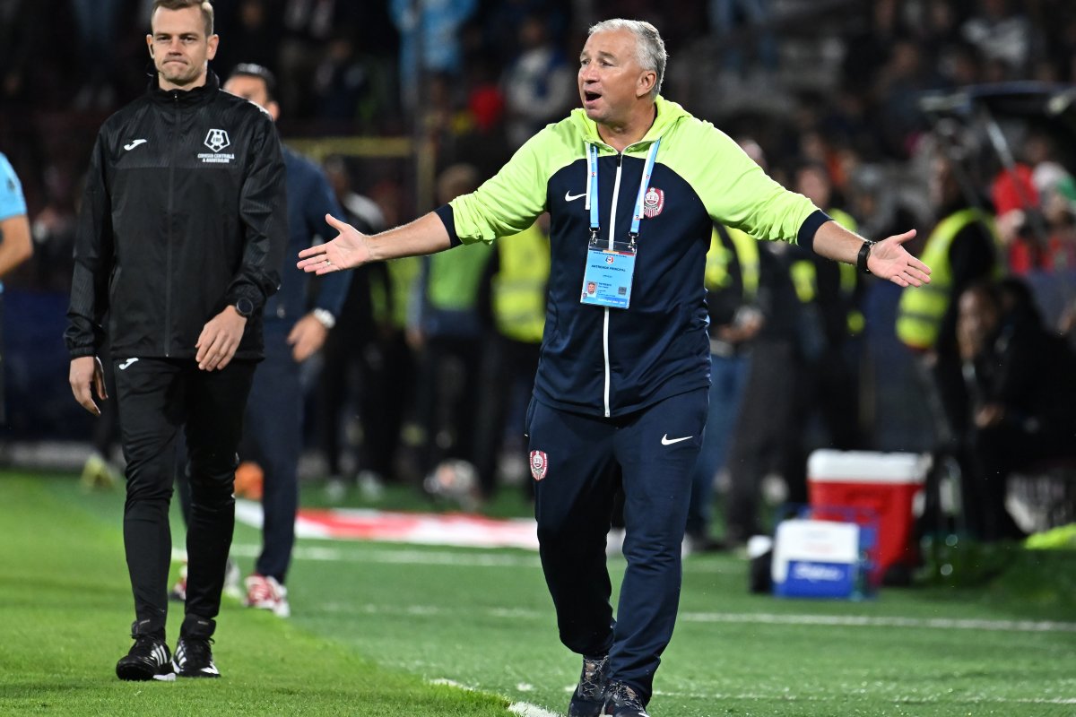 Dan Petrescu reactioneaza alaturi de arbitrul de rezerva George Roman în meciul dintre CFR Cluj si FCSB, contând pentru Superliga, desfășurat pe Stadionul Dr. Constantin Raduescu din Cluj Napoca, duminica 15 septembrie 2024