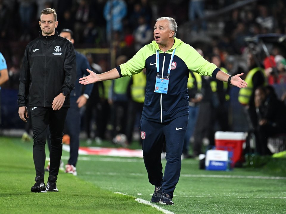 Dan Petrescu reactioneaza alaturi de arbitrul de rezerva George Roman în meciul dintre CFR Cluj si FCSB, contând pentru Superliga, desfășurat pe Stadionul Dr. Constantin Raduescu din Cluj Napoca, duminica 15 septembrie 2024