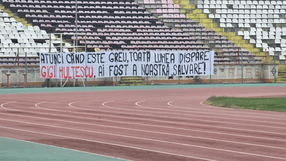 Banner afișat la stadionul din Ștefan cel Mare în memoria lui Gigi Mulțescu