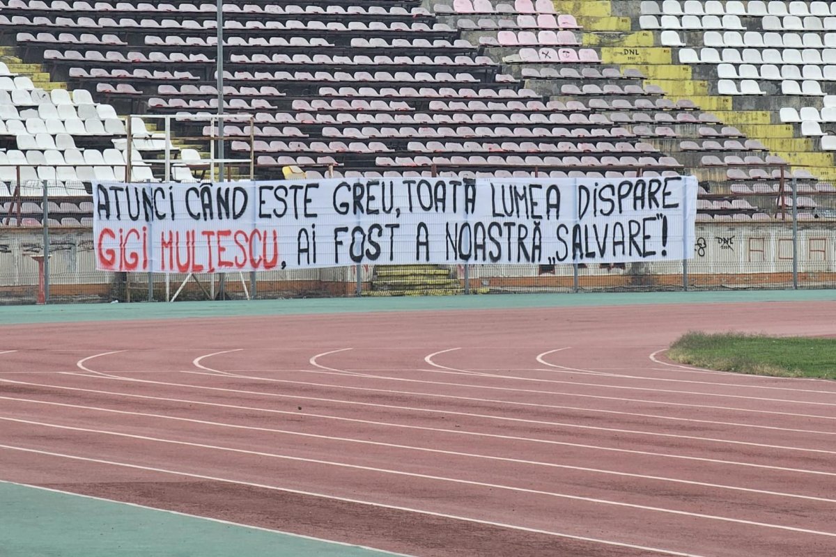 Banner afișat la stadionul din Ștefan cel Mare în memoria lui Gigi Mulțescu