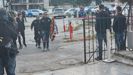 Momente emoționante: ultrașii lui Dinamo și U Cluj, prezenți la priveghiul lui Mulțescu. Fanii nu l-au uitat: "Ești câine și după moarte"