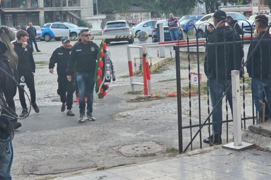 Momente emoționante: ultrașii lui Dinamo și U Cluj, prezenți la priveghiul lui Mulțescu. Fanii nu l-au uitat: "Ești câine și după moarte"