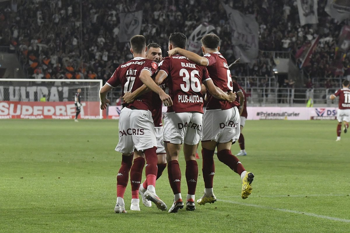 Fotbaliștii giuleșteni se bucură după un gol marcat în meciul de fotbal dintre FC Rapid 1923 București și Sepsi OSK Sfântu Gheorghe, contând pentru Superliga Superbet, desfășurat pe Stadionul Superbet Arena - Giulești din București, luni 5 august 2024.