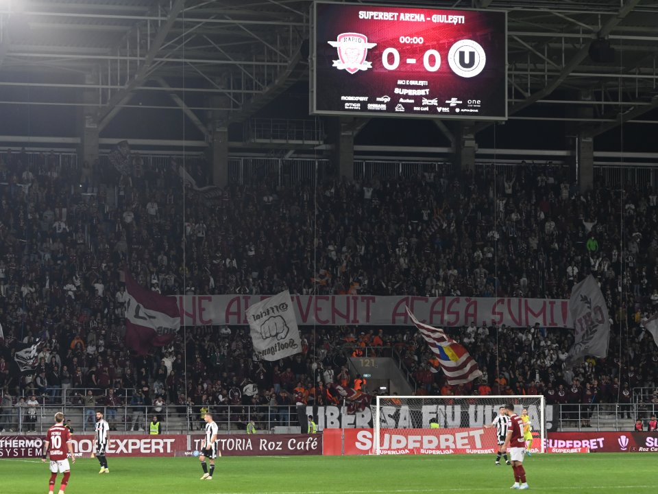 Baner al galeriei rapidiste cu mesajul:"Bine ai venit acasa, Sumi!" afisat la meciul de fotbal dintre Rapid Bucuresti si Universitatea Cluj, din cadrul Superligii Superbet, desfasurat pe Superbet Arena-Giulesti din Bucuresti, luni 16 septembrie 2024