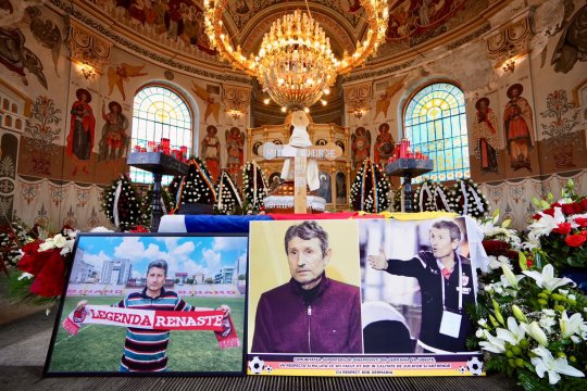 Imagini de la înmormântarea lui Gigi Mulțescu. Suflarea dinamovistă își ia rămas bun de la legenda clubului