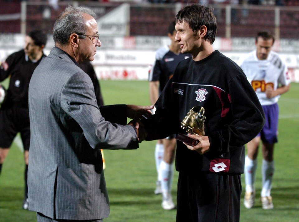 Ionuț Mazilu (foto, în dreapta), primind trofeul acordat golgheterului României din sezonul 2005-2006, de la Valentin Alexandru, pe atunci secretar general al LPF