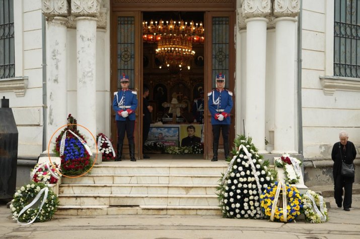 Coroana funerară adusă de cei de la FCSB