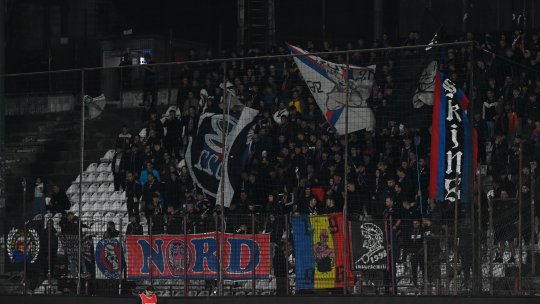 VIDEO | Incidente între suporteri la CFR - FCSB: fanii campioanei, dezbrăcați de rivali