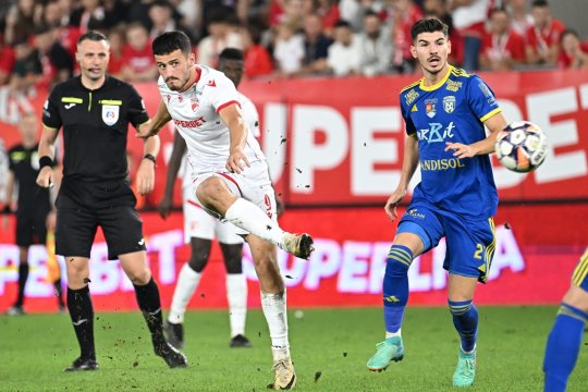 Dinamo ar putea bifa două transferuri de senzație. Cei doi jucători intrați pe lista echipei