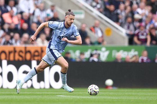 Radu Drăgușin, meci solid în Cupa Ligii Angliei! Victorie dramatică pentru Tottenham
