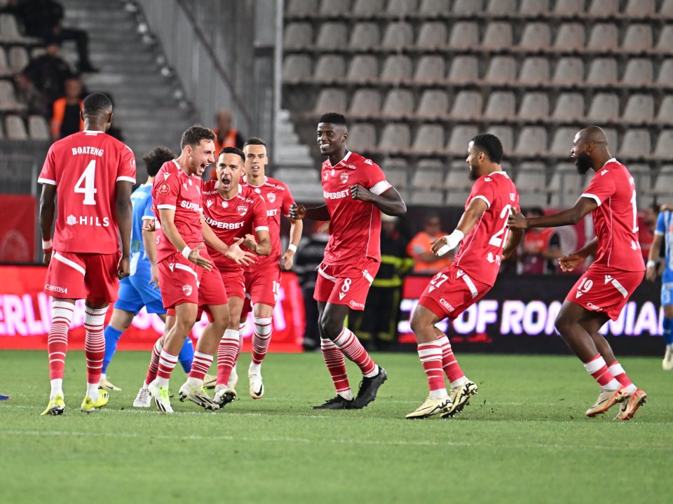 Jucătorii de la Dinamo, celebrând marcarea unui gol