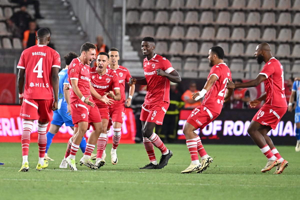 Jucătorii de la Dinamo, celebrând marcarea unui gol