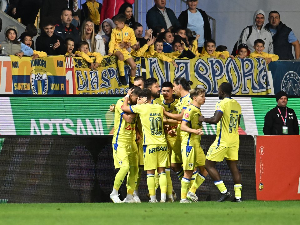 Bucurie a fotbaliștilor ploieșteni Paul Papp, Ioan Tolea, Marian Huja, Tommi Matti Jyry si Bempah Akosah după un gol marcat de catre Gicu Grozav in meciul de fotbal dintre Petrolul si Farul, din cadrul Superligii, desfasurat pe Stadionul Ilie Oana din Ploiesti, sambata 14 septembrie 2024