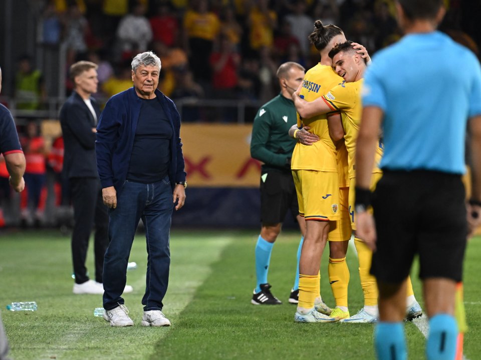 Mircea Lucescu, uitându-se la cum se îmbrățisează Radu Dragușin și Ianis Hagi