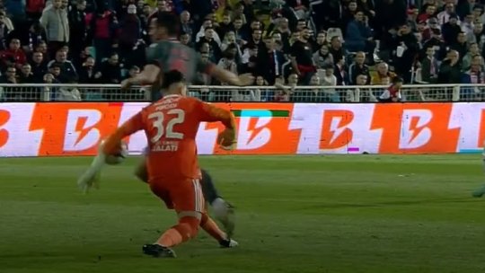 Penalty controversat în Oțelul - Dinamo. Arbitrul s-a decis în câteva secunde după ce a văzut reluarea