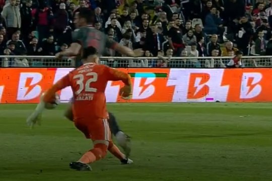 Penalty controversat în Oțelul - Dinamo. Arbitrul s-a decis în câteva secunde după ce a văzut reluarea
