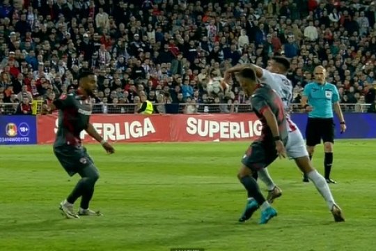 Penalty refuzat pentru Oțelul, după ce Cîrjan a atins mingea cu mâna în careu