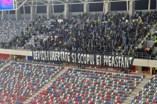 Imagini greu de privit! Un fan a atacat doi jandarmi la FCSB - Petrolul cu o bucată de metal. Ce au făcut autoritățile după ce l-au prins: ”I-a lovit în zona capului”