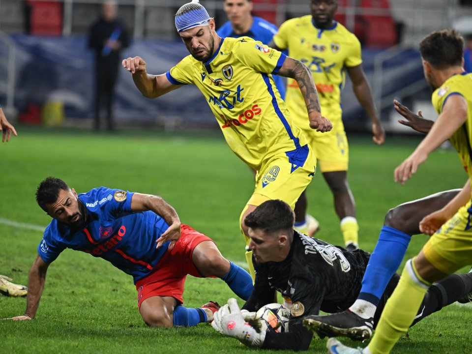 Alexandru Tudorie, Valentin Crețu si Ștefan Târnovanu in meciul de fotbal dintre FCSB si Petrolul Ploiesti, contand pentru Superliga Superbet, desfasurat pe Stadionul Steaua-Ghencea din Bucuresti, sambata 21 septembrie 2024