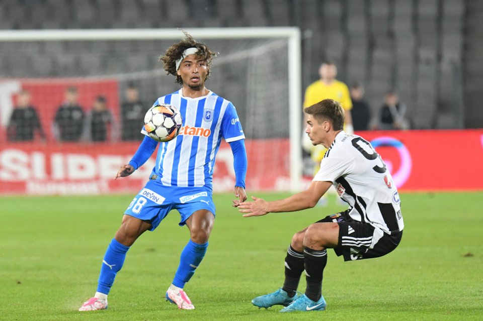 Takuto Oshima și Gabriel Bogdan Simion în meciul de fotbal dintre FC Universitatea Cluj și Universitatea Craiova, contând pentru Superliga Superbet, desfășurat pe Stadionul Cluj Arena din Cluj-Napoca, duminică 22 septembrie 2024