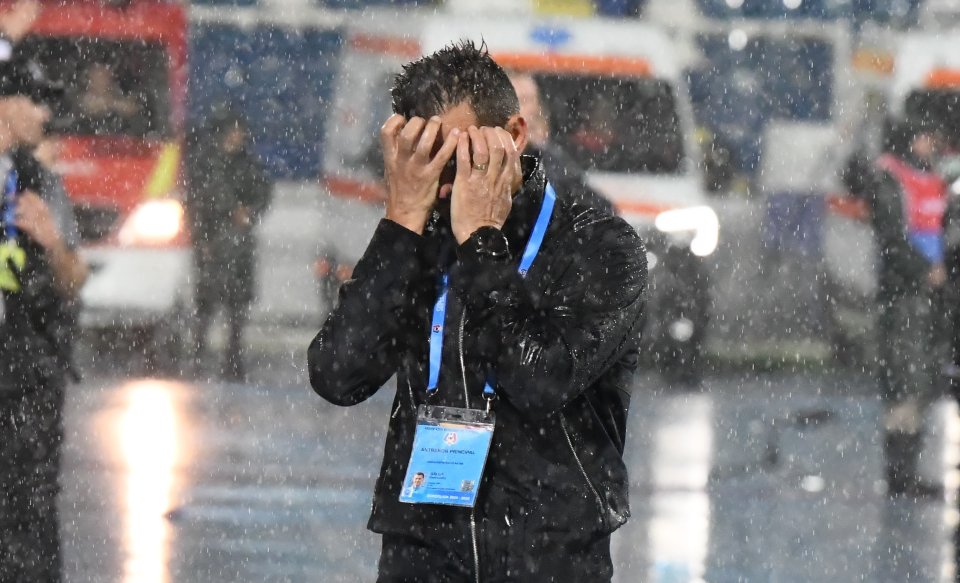 Constantin Gâlcă dezamăgit după o nouă ratare a elevilor săi în meciul de fotbal dintre Poli Iași si Universitatea Craiova, contând pentru SuperLiga Superbet, desfășurat pe Stadionul Emil Alexandrescu din Iași, duminică 15 septembrie 2024