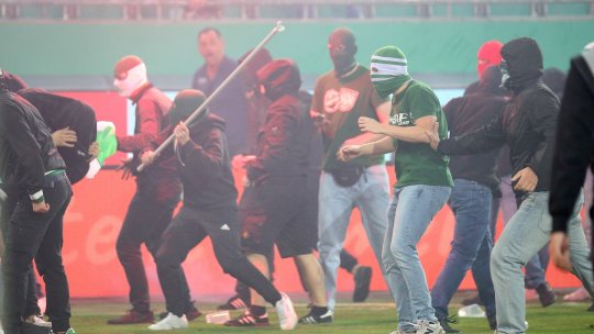 Bătăie pe gazon la un derby important din Europa! S-au împărțit pumni și picioare, iar imaginile aduc aminte de Dinamo - UTA